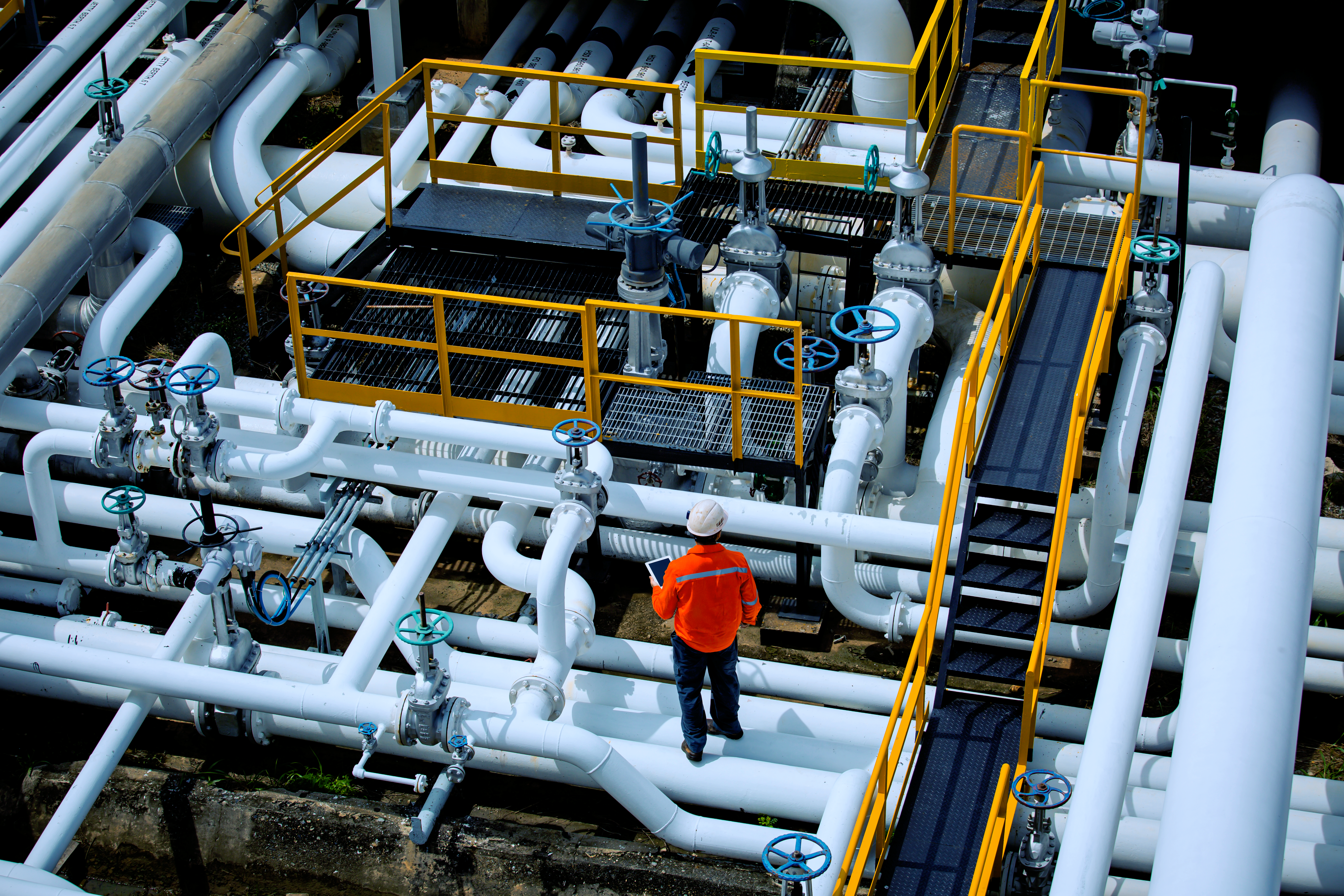 El IoT como Socio Estratégico de las Operaciones Petroleras: Optimizando los procesos con Datos en Tiempo Real y Análisis Predictivo